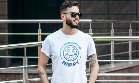 Camiseta unisex de manga corta "Cargar me hace feliz"